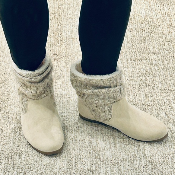Sugar Cream Color Woman’s Suede Ankle Boots with Knit Cuff Like New! Size 8M - Picture 2 of 9